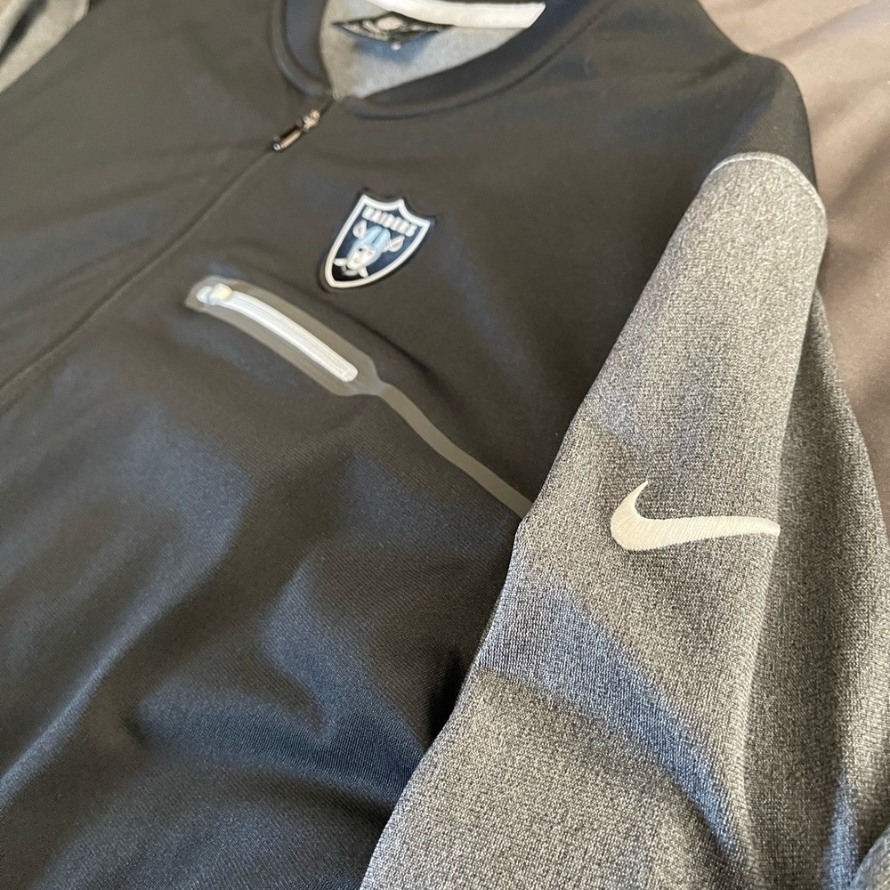 Nike Raiders Quarter-Zip Pull Over w/ front pocket zipper